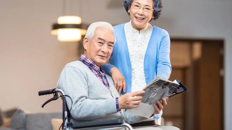 护工费用一年涨三成，2025年请人到底要花多少钱
