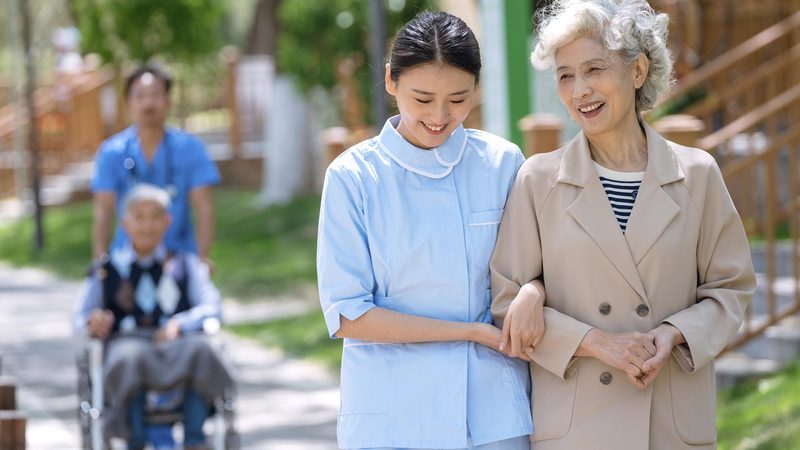 养老护理员：守护失能老人的温暖守护者