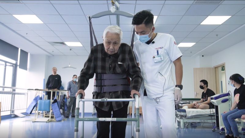 护工与养老护理员：谁更易入门？揭秘职业门槛差异**