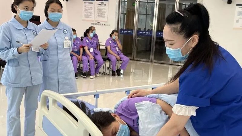 社区养老服务中心加盟，你需要了解这些关键要素**